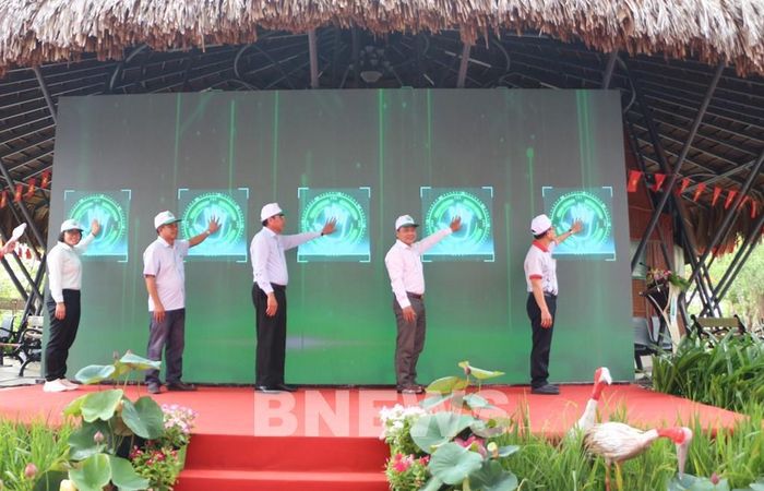 Các đại biểu thực hiện nghi thức phát động tại buổi lễ. Ảnh: Hồng Thái-TTXVN