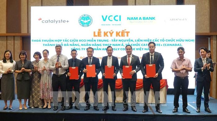 Lễ ký kết hợp tác giữa VCCI Miền Trung - Tây Nguyên, Liên hiệp các Tổ chức hữu nghị thành phố Đà Nẵng, Ngân hàng Nam Á, Tổ chức Catalyste+ (Canada) và Trường Ardingly College Việt Nam. Ảnh: Quốc Dũng - TTXVN