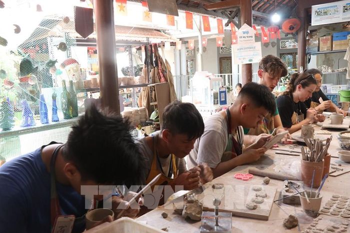 Trẻ bị khuyết tật được học nghề làm gốm tại Trung tâm Hy vọng Huế. Ảnh: Mai Trang - TTXVN