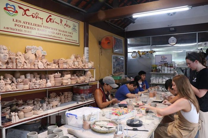 Xưởng gốm tại Trung tâm Hy vọng Huế. Ảnh: Mai Trang - TTXVN