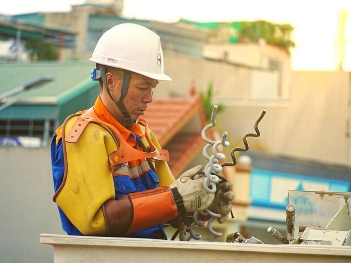 Nhân viên Đội hotline PC Quảng Ninh xử lý công việc dưới thời tiết khắc nghiệt. Ảnh: Ngọc Quỳnh/Vnanet.vn/Bnews.vn