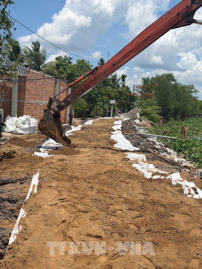 Đơn vị thi công dùng cơ giới đóng cọc, đắp đất gia cố xong đoạn sạt lở “hàm ếch", cơ bản đã hoàn thiện kết nối giao thông. Ảnh: Công Trí - TTXVN
