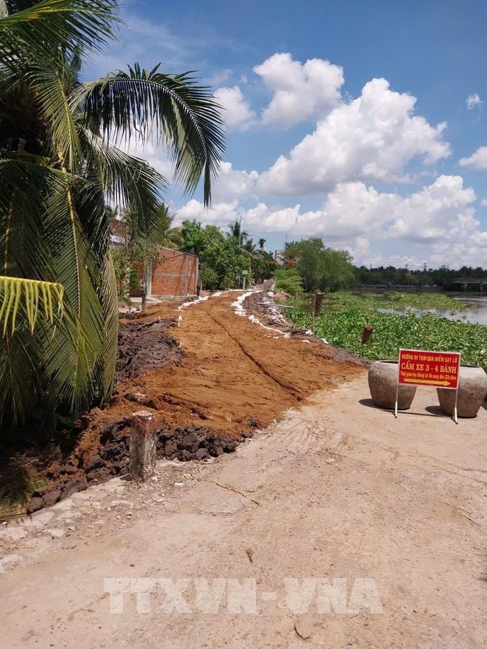 Đơn vị thi công dùng cơ giới đóng cọc, đắp đất gia cố xong đoạn sạt lở “hàm ếch", cơ bản đã hoàn thiện kết nối giao thông. Ảnh: Công Trí - TTXVN