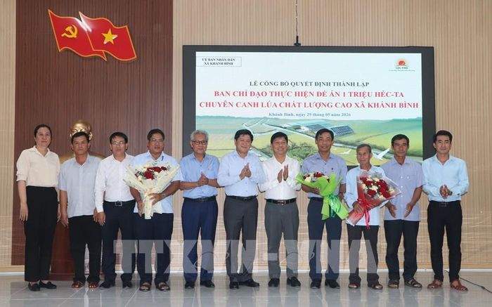 Lãnh đạo tỉnh Cà Mau tặng hoa cho Ban chỉ đạo thực hiện hiện đề án 1 triệu hecta chuyên canh lúa chất lượng cao và phát thải thấp gắn với tăng trưởng xanh xã Khánh Bình. Ảnh: Tuấn Phi - TTXVN 