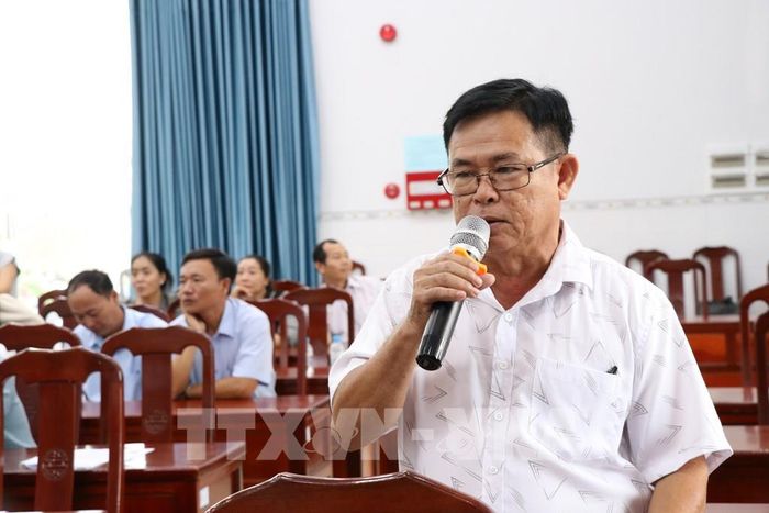 Nông dân nêu ý kiến với các chuyên gia tại tọa đàm. Ảnh: Thanh Hòa - TTXVN