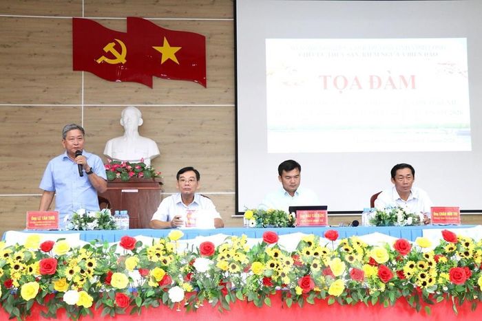 Các chuyên gia, nhà khoa học chủ trì buổi tọa đàm. Ảnh: Thanh Hòa - TTXVN