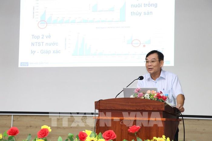 GS.TS Trương Quốc Phú, Đại học Cần Thơ hướng dẫn nông dân Vĩnh Long cách phòng trị bệnh trên tôm nuôi. Ảnh: Thanh Hòa - TTXVN
