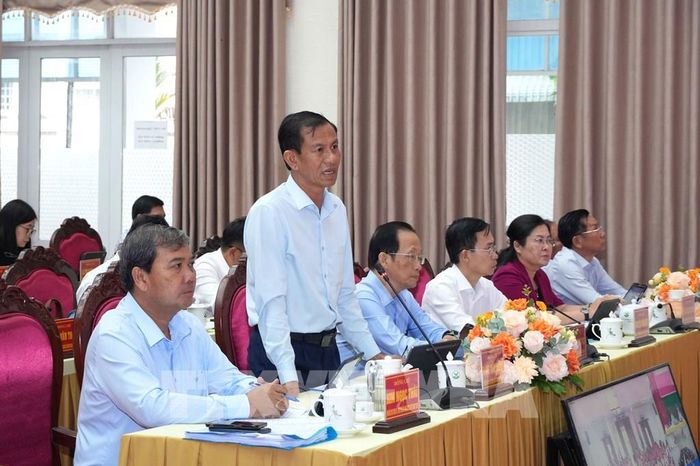 Phó Chủ tịch Thường trực UBND tỉnh Vĩnh Long Đặng Văn Chính phát biểu tại hội nghị. Ảnh: Phạm Minh Tuấn-TTXVN
