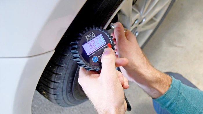 Lốp non hơi làm tăng diện tích tiếp xúc với mặt đường, từ đó gia tăng lực cản lăn khiến động cơ phải tốn thêm năng lượng để kéo chiếc xe đi.