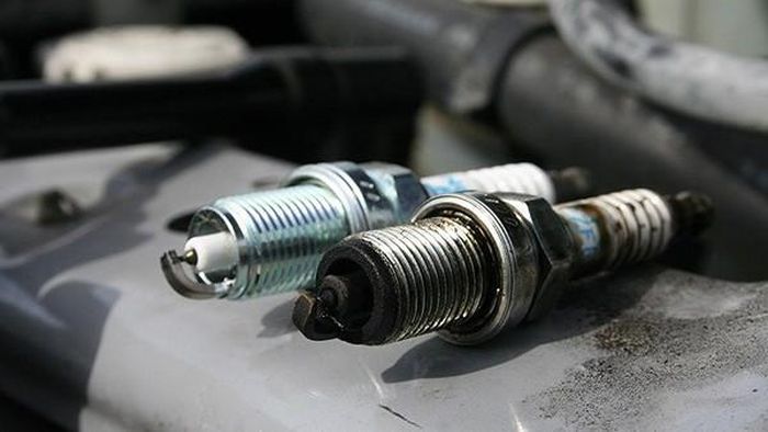 Bugi yếu khiến tia lửa điện xẹt ra kém, dẫn đến xăng không cháy hết và bị thải lãng phí ra ngoài ống pô.