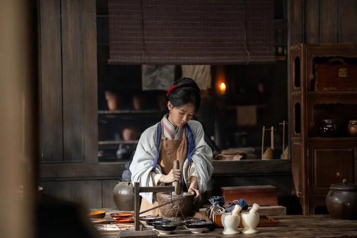 Khán giả Trung Quốc dành nhiều lời khen cho Gia Nghiệp không đơn thuần vì chemistry của cặp đôi chính, mà còn bởi bộ phim đã làm được điều hiếm thấy ở dòng phim ngành nghề.