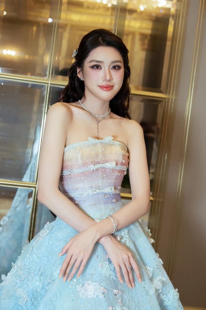 Phương Oanh luôn xuất hiện trước công chúng với diện mạo chỉn chu. Ảnh: FBNV