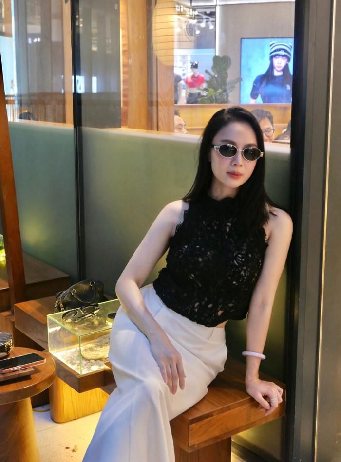 Hồng Diễm tự tin "thả dáng" khi dành thời gian đi chơi cùng Lương Thành. Ảnh: FBNV