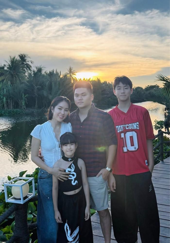 Gia đình nhỏ của Lê Phương ghi điểm bởi sự gần gũi và nhiều yêu thương.