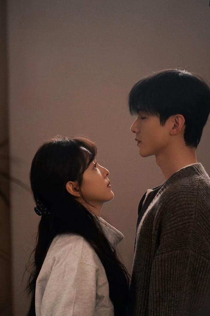 Ngay từ khi lên sóng, Khó Dỗ Dành đã nhận được nhiều sự quan tâm nhờ chuyển thể từ tiểu thuyết nổi tiếng của Trúc Dĩ. Cuộc gặp lại sau 9 năm giữa Tang Diên và Ôn Dĩ Phàm mở ra một câu chuyện tình yêu vừa day dứt vừa chữa lành. Điểm thu hút lớn nhất của phim nằm ở cách Tang Diên âm thầm quan tâm người mình yêu, từ vẻ ngoài lạnh lùng đến sự dịu dàng phía sau. Không chỉ là phim tình cảm, tác phẩm còn chạm đến những tổn thương tâm lý và hành trình vượt qua quá khứ của nhân vật.
