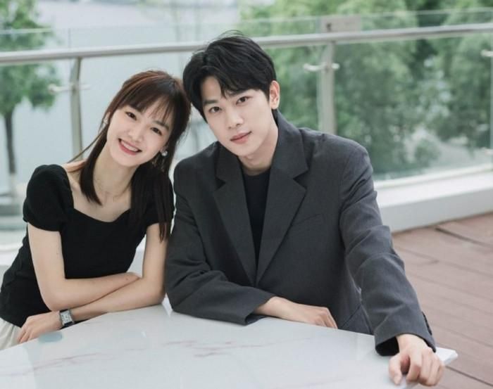 Ngày Ta Gặp Nhau mang màu sắc rom-com nhẹ nhàng với mô-típ yêu giả thành thật. Sau nhiều năm xa cách, Hứa Mộ bất ngờ gặp lại bạn cùng bàn thời cấp ba là Tạ Thời trong vai trò đối tác công việc. Từ một hiểu lầm nhỏ, cả hai dần bước vào mối quan hệ ngọt ngào nhưng cũng không kém phần hài hước. Bộ phim không có quá nhiều tình tiết cao trào, song lại ghi điểm nhờ không khí dễ chịu và cảm giác thư giãn đúng chất phim mùa hè.
