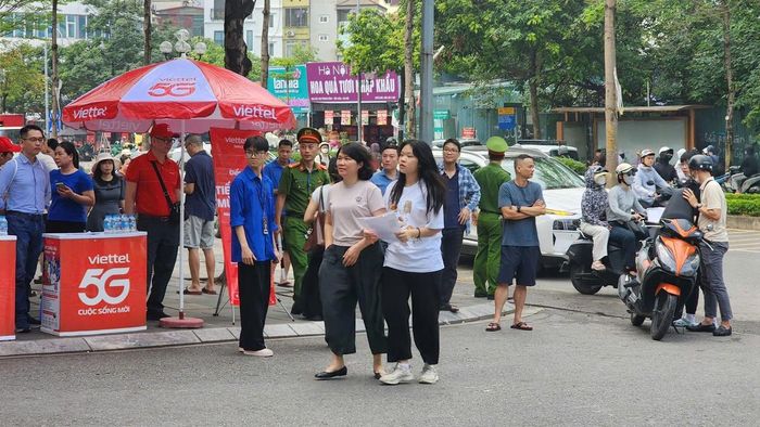Thí sinh đến làm thủ tục dự thi vào lớp 10 công lập tại điểm thi Trường THCS Yên Hòa.