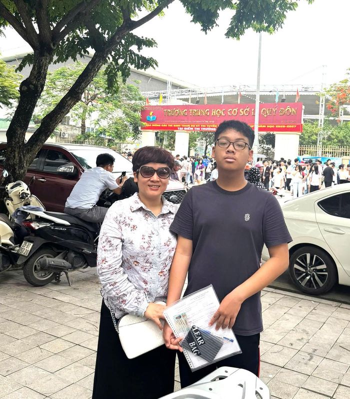Chị Nương và con trai trong buổi làm thủ tục dự thi sáng 29/5