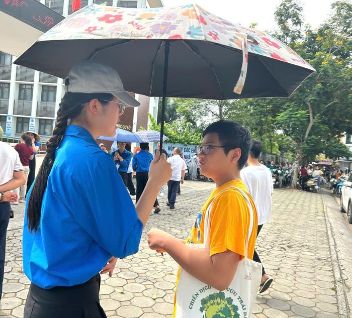 Hoàng Minh được sinh viên tình nguyện hướng dẫn vào điểm thi