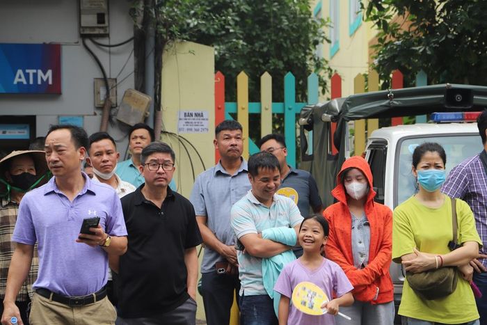 Các phụ huynh với tâm trạng lo âu bên ngoài trường thi