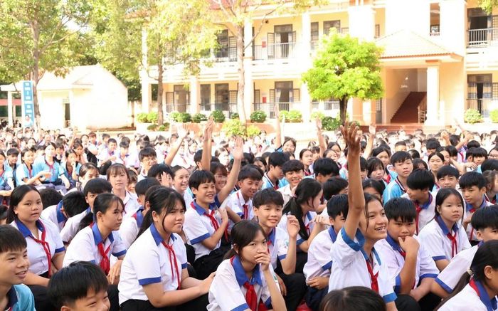 Học sinh được tuyên truyền về tác hại của thuốc lá
