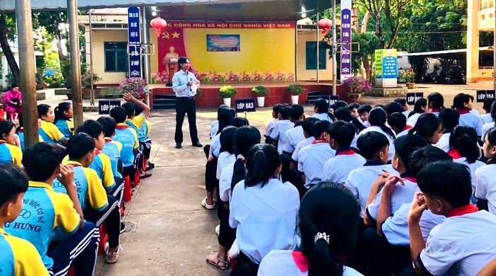 Tuyên truyền về tác hại của thuốc lá truyền thống và thuốc lá điện tử cho học sinh.