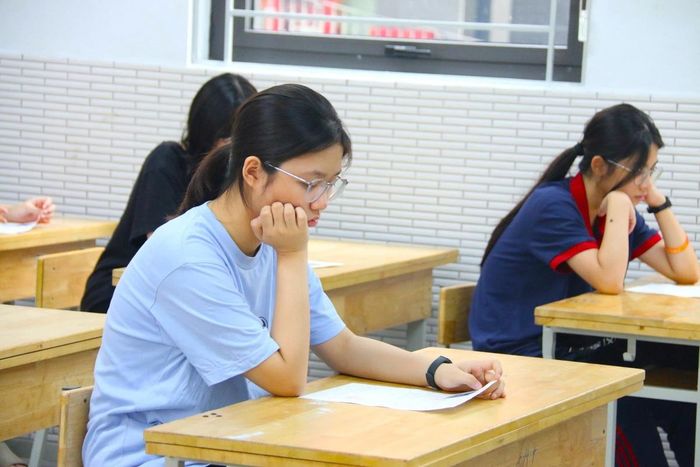 Thí sinh tại điểm thi Trường THCS Trần Duy Hưng nghe phổ biến quy chế thi.