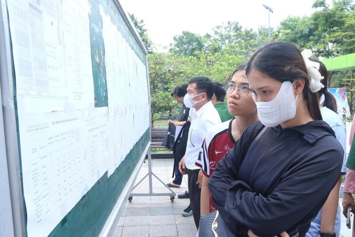 Thí sinh đến làm thủ tục dự thi tại điểm thi Trường THCS Trần Duy Hưng.
