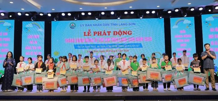 Tặng quà cho các em học sinh nghèo, vượt khó. Ảnh: LS