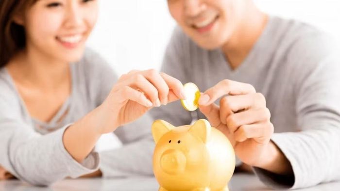 Rất nhiều người khuyên vợ chồng nên có một khoản góp chung hàng tháng (Ảnh minh họa)
