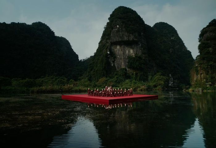  Phần lớn cảnh quay trong MV được thực hiện tại Khu du lịch sinh thái Tràng An, thuộc Quần thể danh thắng Tràng An ở Ninh Bình 