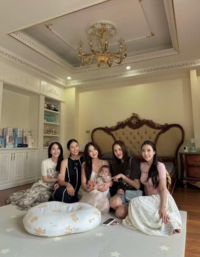 Thi thoảng người đẹp cũng tụ họp bạn bè tại nhà riêng, tận hưởng những khoảnh khắc ấm cúng và vui vẻ bên những người thân thiết
