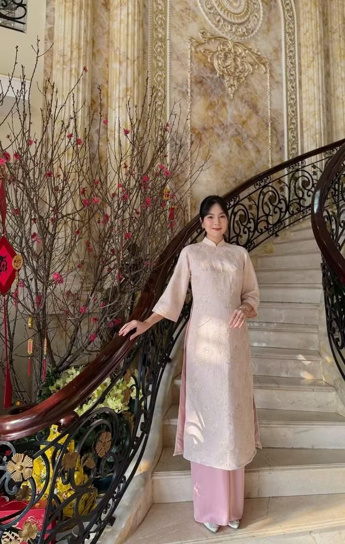 Cơ ngơi này được thiết kế theo phong cách lâu đài châu Âu tân cổ điển với quy mô bề thế, nổi bật bởi những đường nét tinh xảo cùng các chi tiết trang trí dát vàng sang trọng
