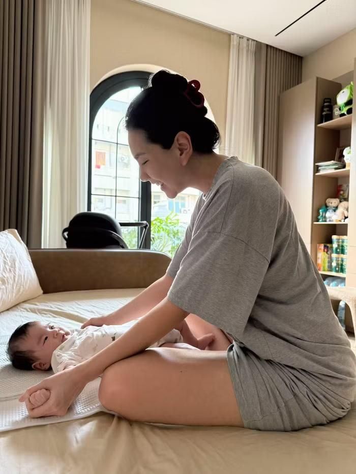 Thi thoảng, nữ MC cũng cập nhật cuộc sống thường ngày trên trang cá nhân, chia sẻ niềm hạnh phúc với nhịp sống bình yên cùng bầu không khí trong lành nơi quê nhà