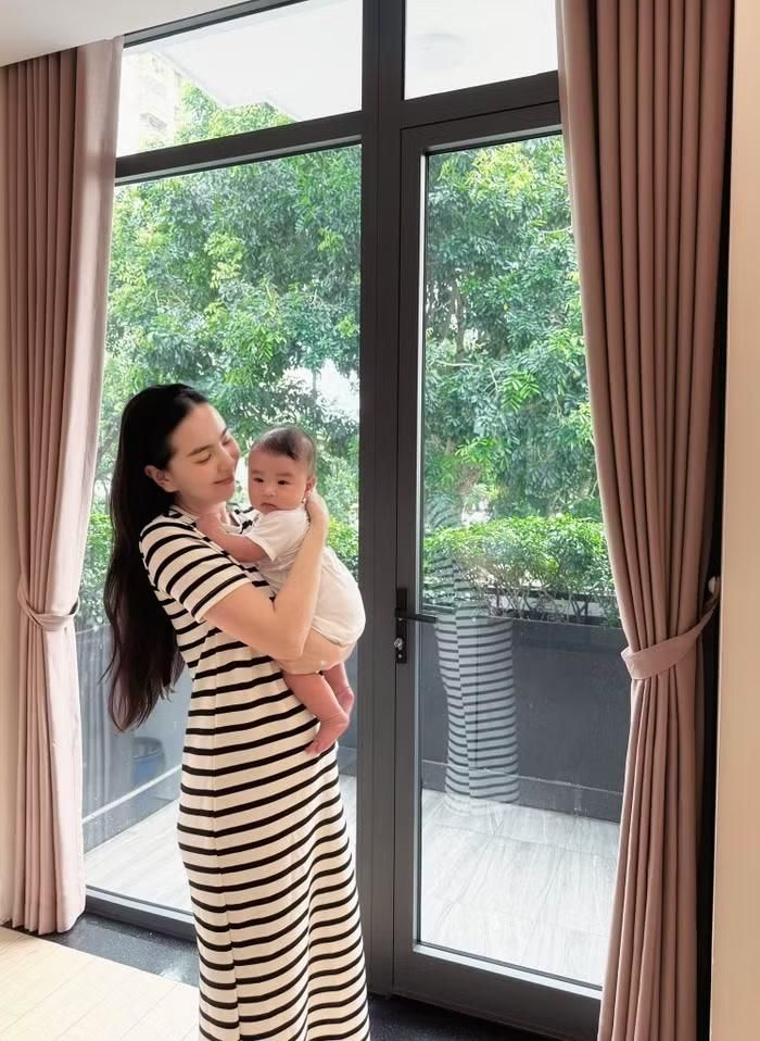 Qua những hình ảnh được chia sẻ, có thể thấy không gian sống của Mai Ngọc được thiết kế thoáng đãng, ngập tràn ánh sáng tự nhiên, mang lại cảm giác dễ chịu và thư thái