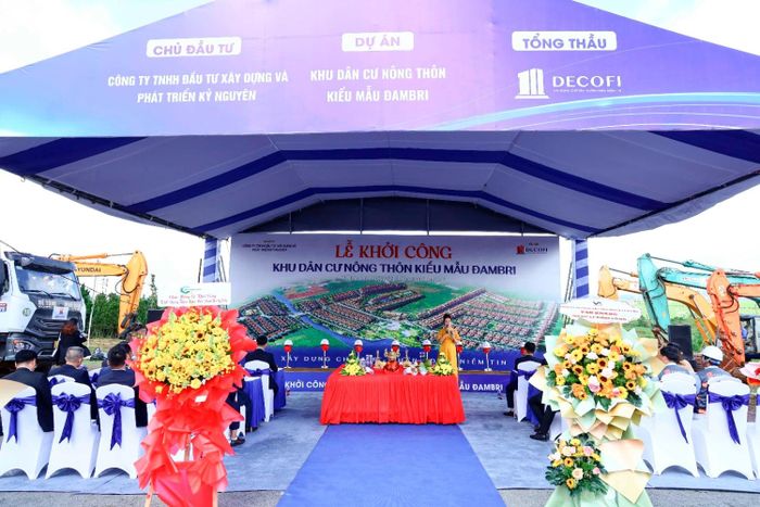 Khu dân cư nông thôn kiểu mẫu Đambri khởi công năm 2024 với vai trò tổng thầu thuộc về Công ty CP Xây dựng và Thiết kế số 1 (DECOFI) - doanh nghiệp đồng thời tham gia góp vốn đầu tư vào dự án cùng Công ty Kỷ Nguyên. Ảnh: DECOFI.