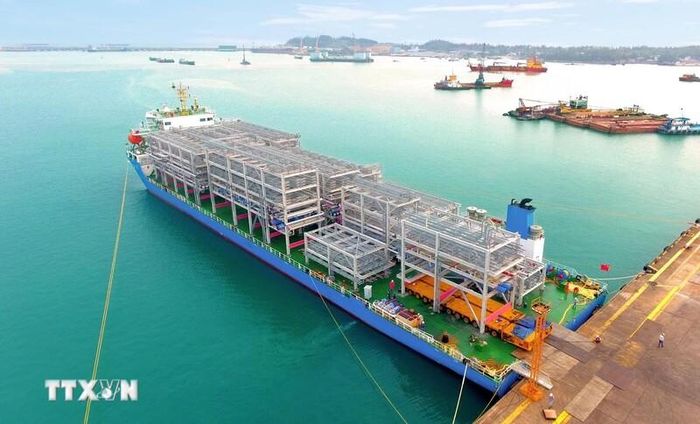 Lô hàng 1.200 tấn Module được Công ty Trách nhiệm hữu hạn Công nghiệp nặng Doosan Enerbility Việt Nam (Doosan Vina) xuất khẩu sang Singapore hồi năm 2023. Ảnh: TTXVN 