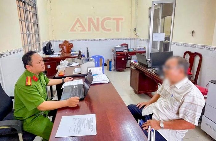 Công an phường Cái Răng làm việc với ông Phạm Việt Sơn. Ảnh: CACC