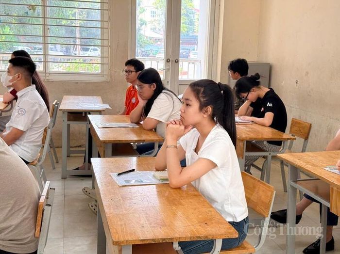 Thí sinh được hướng dẫn kỹ lưỡng những giấy tờ, dụng cụ được mang vào phòng.
