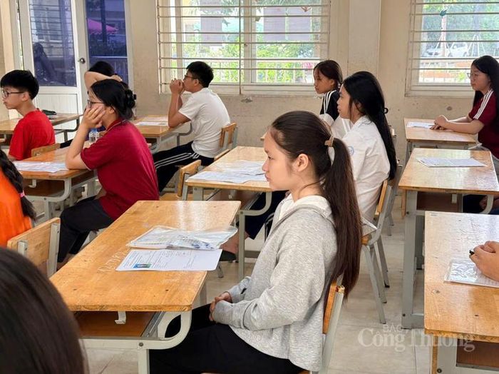 Tại điểm thi Trường THPT Xuân Phương có 23 phòng thi và 552 thí sinh dự thi.