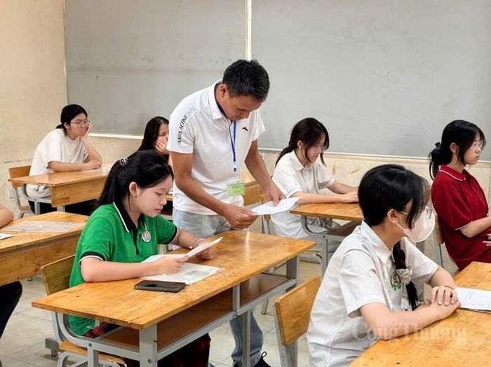 Giám thị kiểm tra giấy báo dự thi của thí sinh.