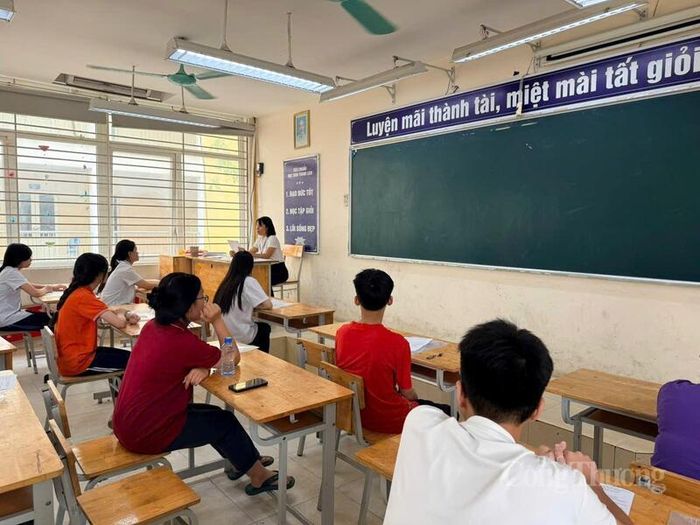 Trong phòng thi thí sinh được nghe giám thị phổ biến quy chế dự thi.