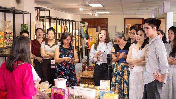 Học viên thực hành livestream. Ảnh: Giang Nam