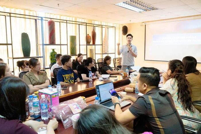 Tại chương trình, các chuyên gia đã giới thiệu tổng quan thương mại điện tử, định hướng lựa chọn nền tảng cho các học viên. Ảnh: Châu Anh