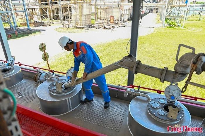 Sản xuất nhiên liệu tại Nhà máy Ethanol Dung Quất. Ảnh: Nam Nguyễn