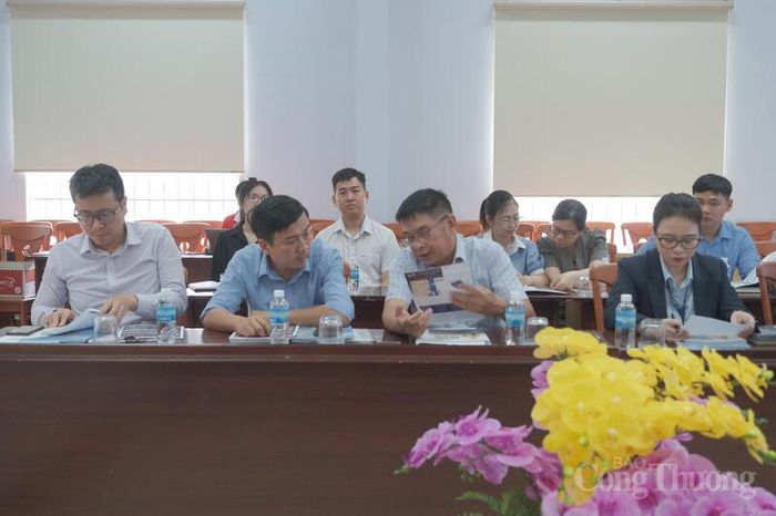 Khánh Hòa có hệ thống hạ tầng giao thông đồng bộ với sân bay quốc tế Cam Ranh, hệ thống cảng biển nước sâu gần tuyến hàng hải quốc tế như Vân Phong, Cam Ranh, Cà Ná và các tuyến giao thông huyết mạch kết nối liên vùng tạo điều kiện thuận lợi để khai thác tối đa bốn trụ cột động lực tăng trưởng kinh tế: Công nghiệp; năng lượng; du lịch, dịch vụ; đô thị, xây dựng. Ảnh: Duy Tín