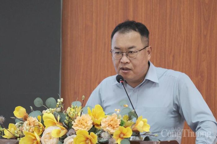Ông Bok Dug Gyou, Phó Giám đốc Cơ quan Xúc tiến thương mại và đầu tư Hàn Quốc (KOTRA), Trưởng ban Korea Desk phát biểu tại buổi làm việc. Ảnh: Duy Tín
