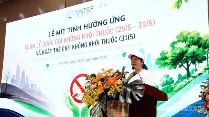 Tiến sĩ Trần Thị Dung, Phó Chủ tịch Hội Bảo vệ người tiêu dùng Việt Nam phát biểu tại Lễ mít tinh.