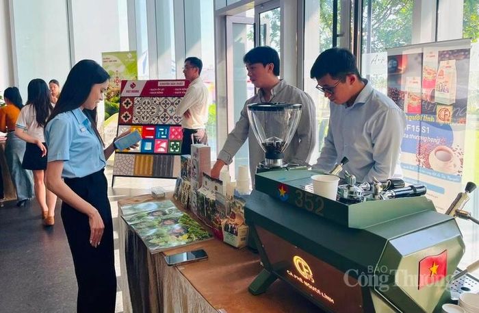 Các đại biểu tham quan gian hàng giới thiệu sản phẩm của hội viên VCCI miền Trung - Tây Nguyên