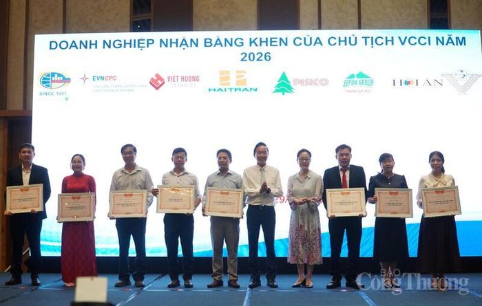 Trao bằng khen của Chủ tịch VCCI cho các doanh nghiệp miền Trung - Tây Nguyên có đóng góp tích cực đối với sự phát triển kinh tế khu vực và cộng đồng doanh nghiệp Việt Nam.